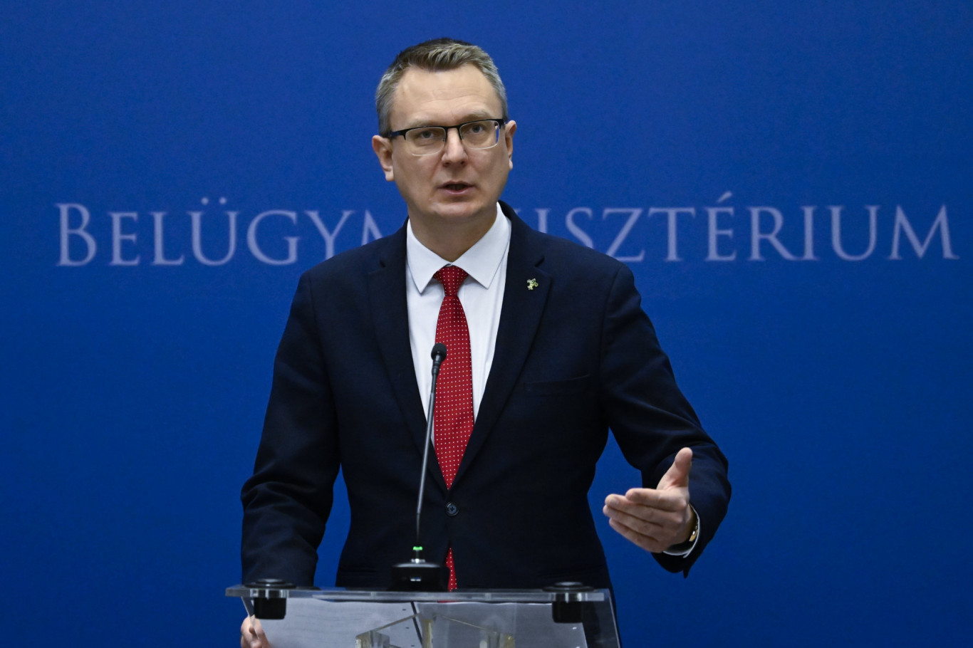 Rétvári: Jogszerű, hogy rendőröket jutalmazott Méhkerék csalás miatt elítélt, fideszes polgármestere