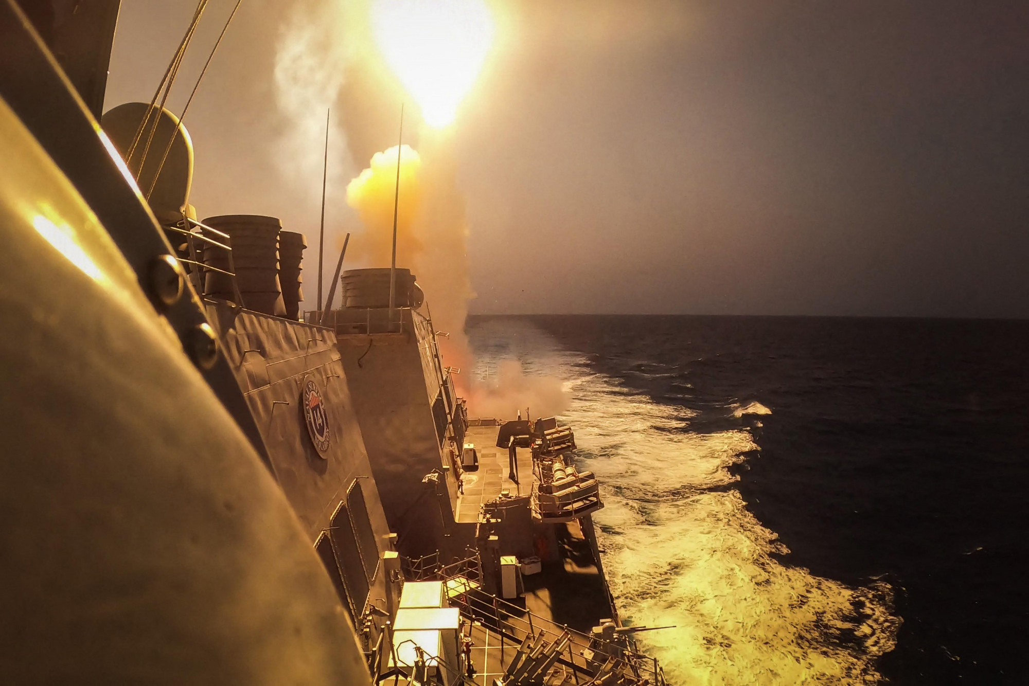 Az amerikai haditengerészet USS Carney nevű rombolója húszi rakétákat és drónokat lő ki a Vörös-tengeren