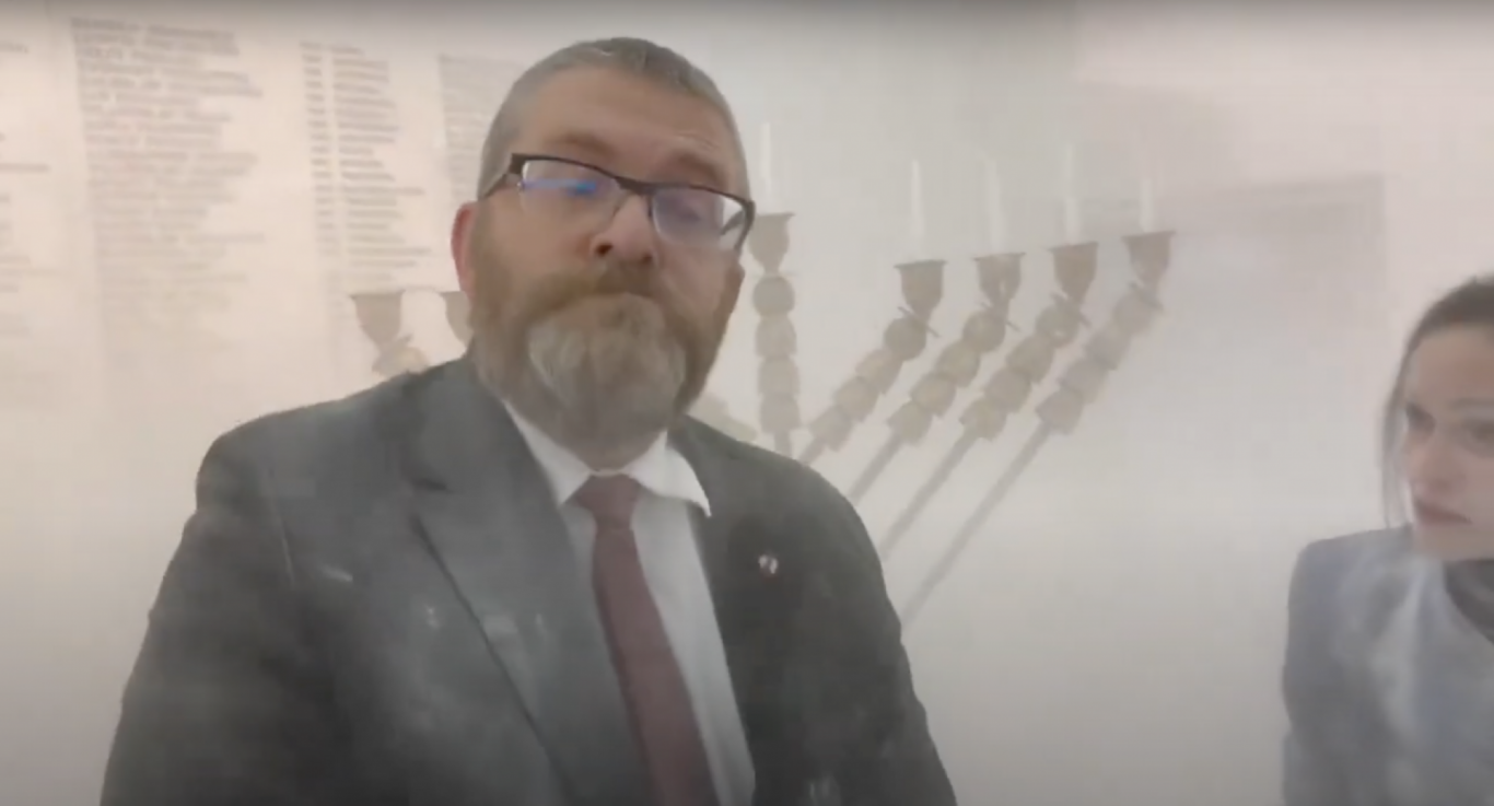 Megvonták a mentelmi jogot a szejmben égő hanukagyertyát poroltóval megtámadó szélsőjobbos képviselőtől