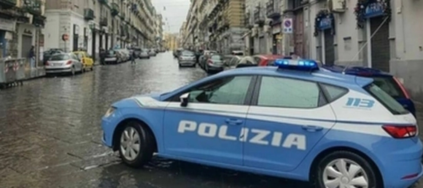 Nyolcvan lövést adtak le az utcán sétálók közé Nápolyban