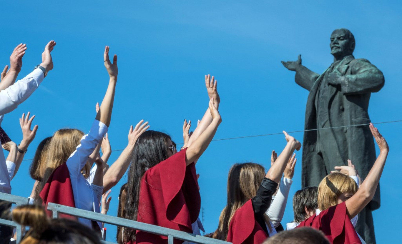 Lenin élt, Lenin él, Lenin 100 éve halt meg