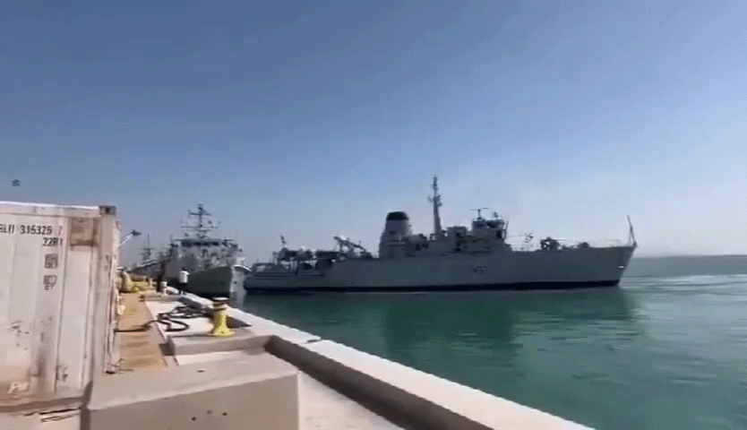 Összeütközött két brit hadihajó a bahreini kikötőben