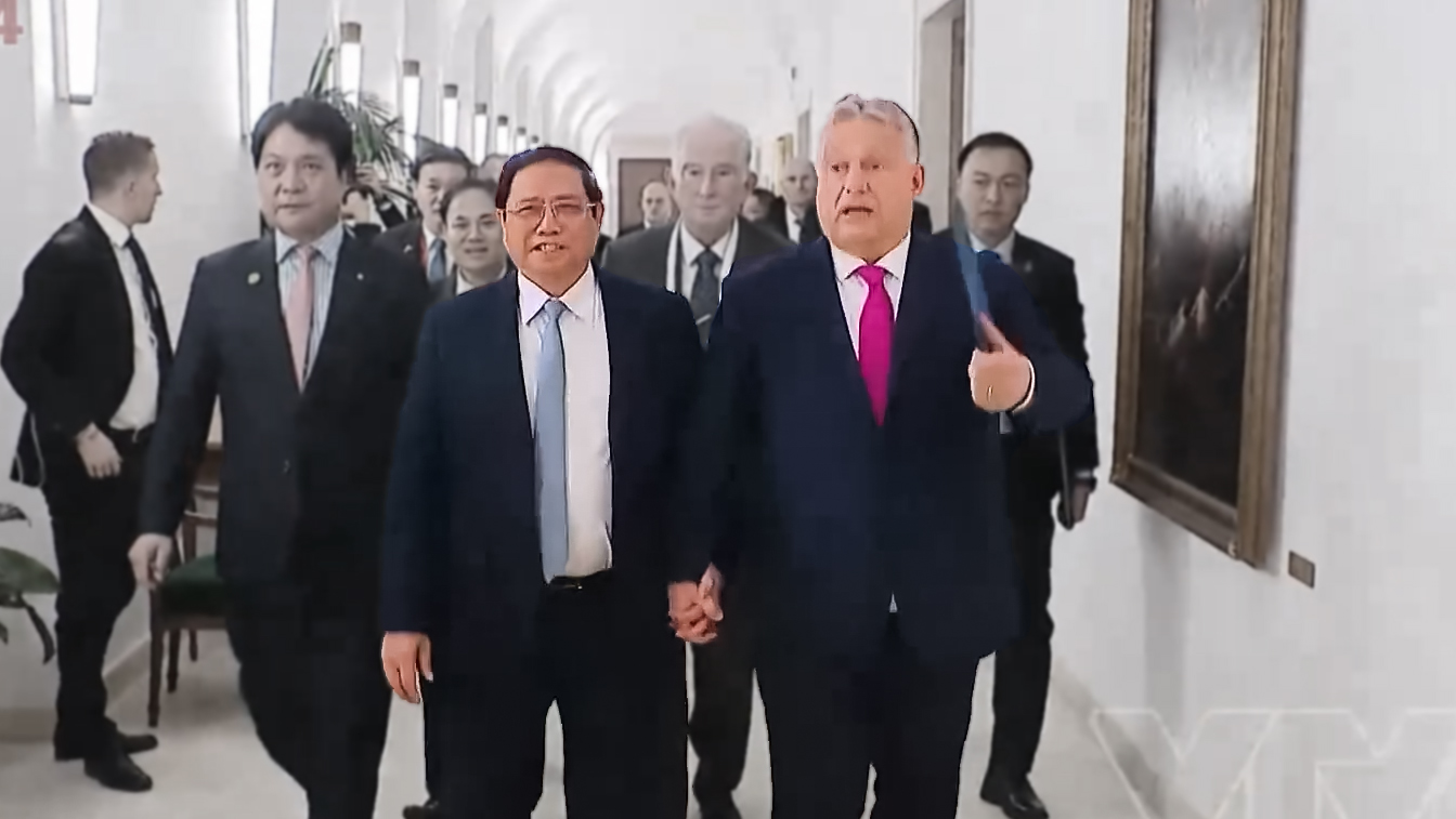 Barátságból sétált kézen fogva a vietnami miniszterelnökkel Orbán