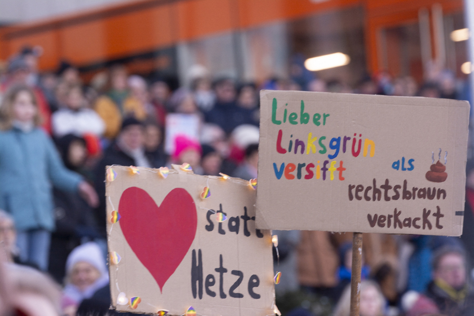 Több mint százezren tüntettek Németország-szerte az AfD ellen a deportálási tervről tartott találkozó miatt