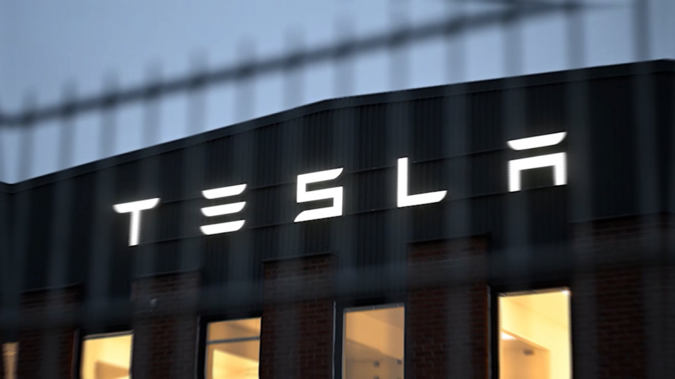 Túlhajszoltság, alulfizetettség és munkahelyi balesetek – beszámolók a Tesla európai részlegéből