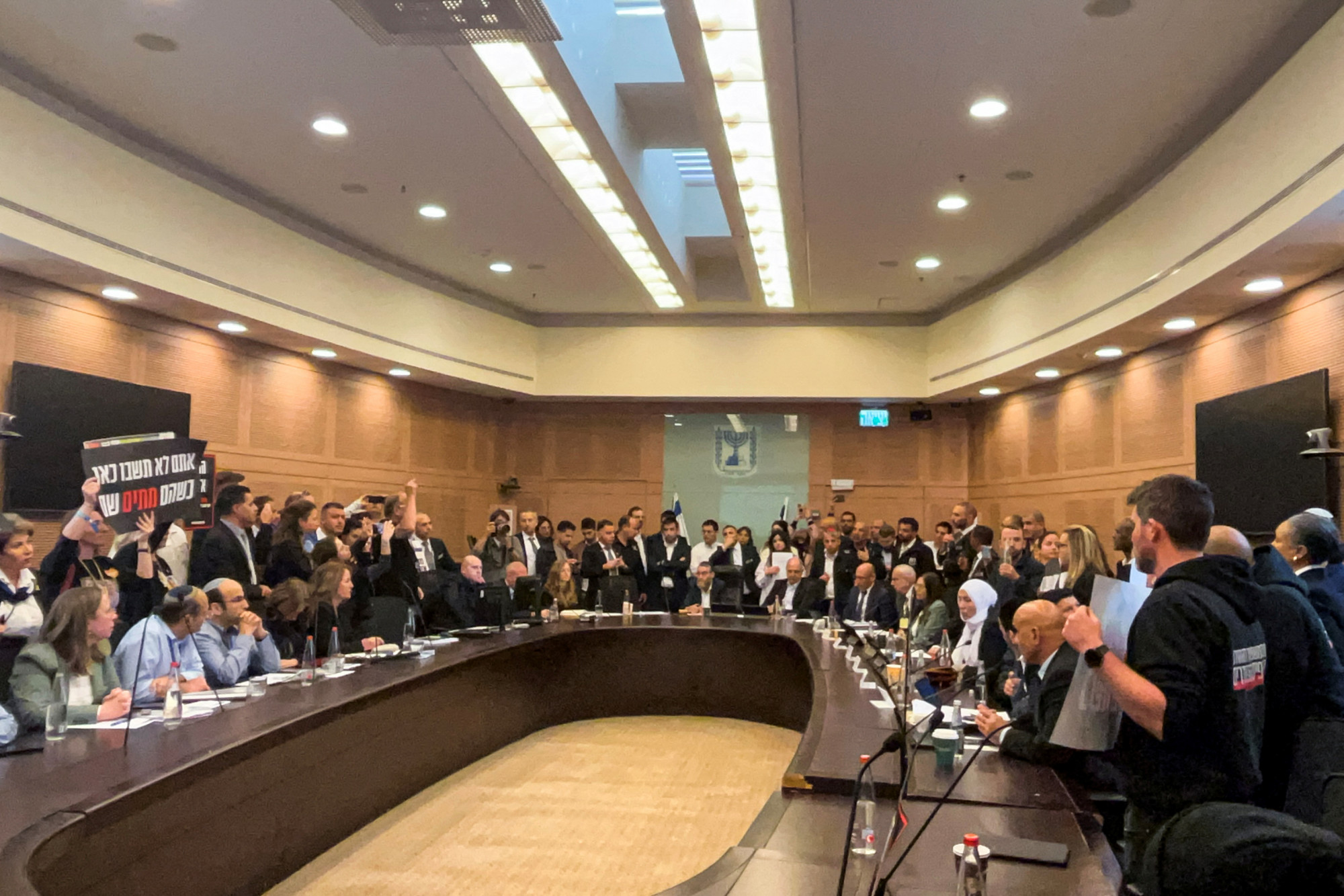 Az izraeli túszok hozzátartozói betörtek az egyik parlamenti bizottság ülésére