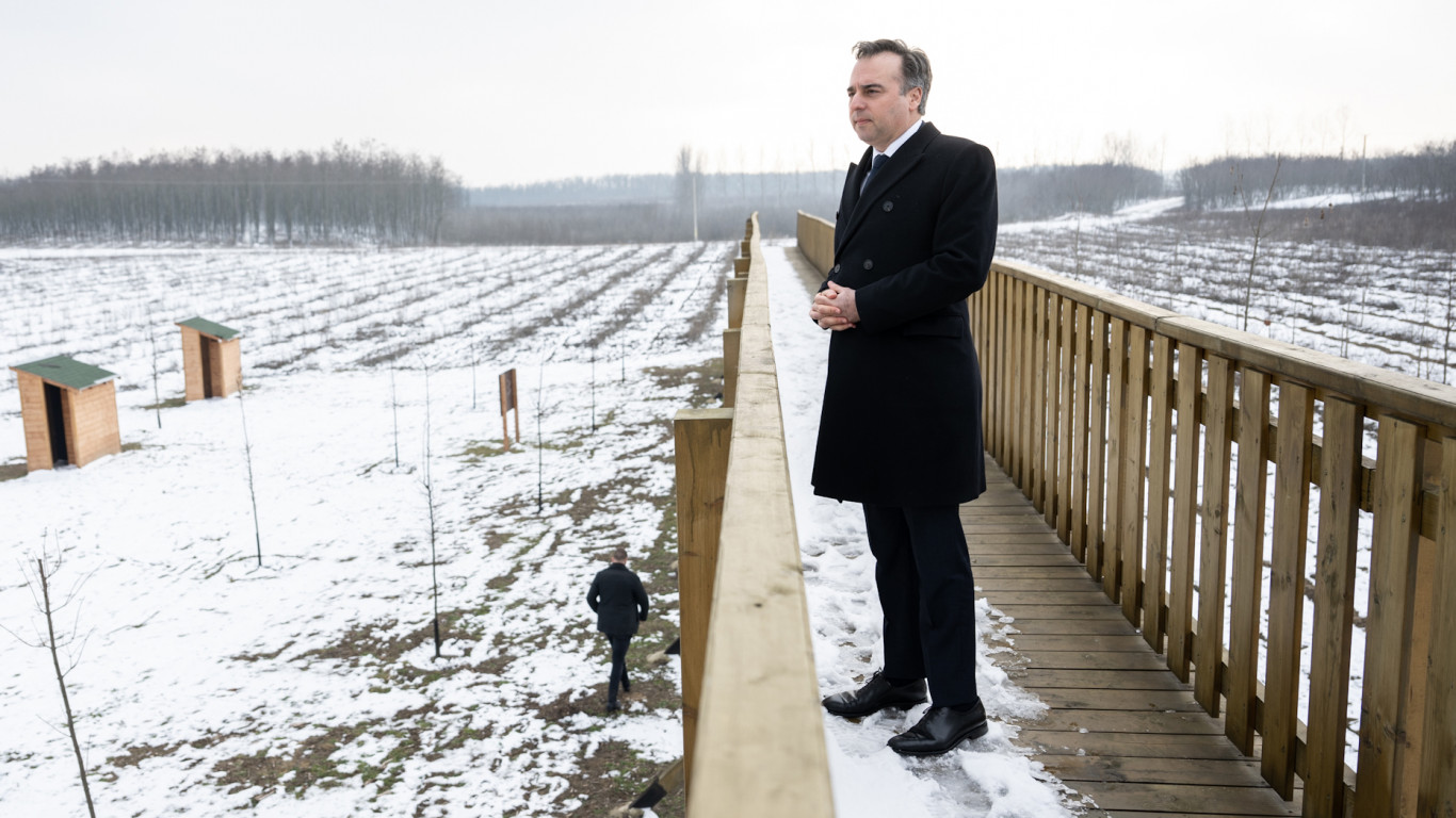 A saját szemével akarta látni, a lombkoronasétánynál járt az amerikai nagykövet