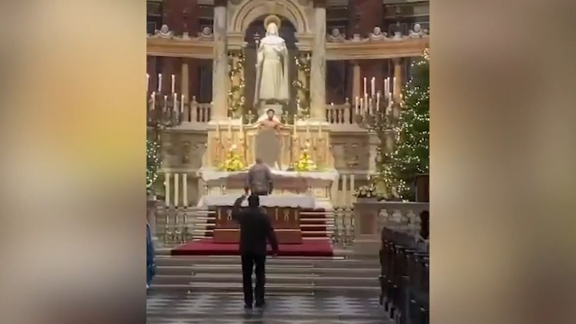 Meztelenre vetkőzött, majd felállt az oltárra egy férfi a Szent István-bazilikában