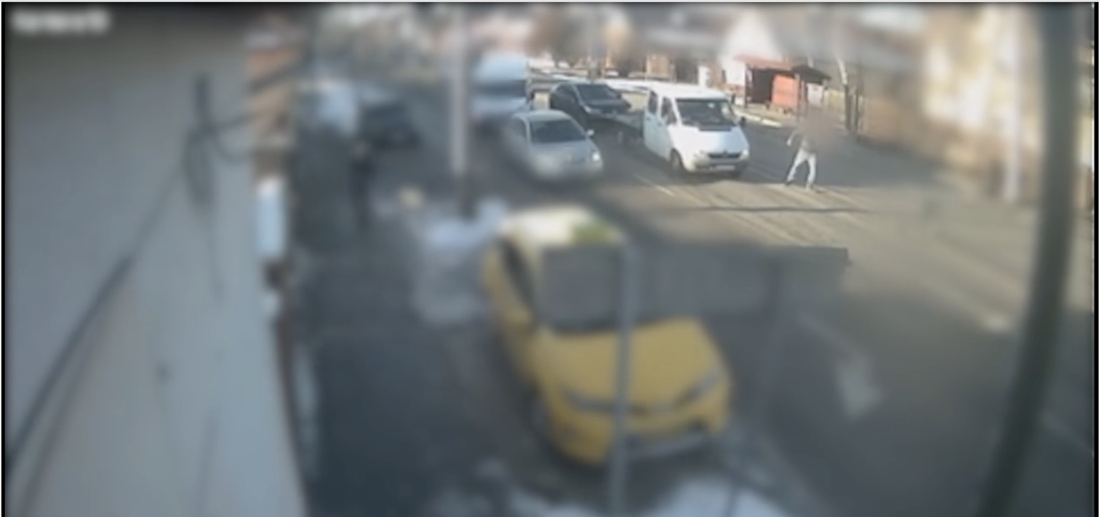 Büntetőtolatással zúzott le egy tréleres egy olyan autót Vecsésen, amiben két kisgyerek ült
