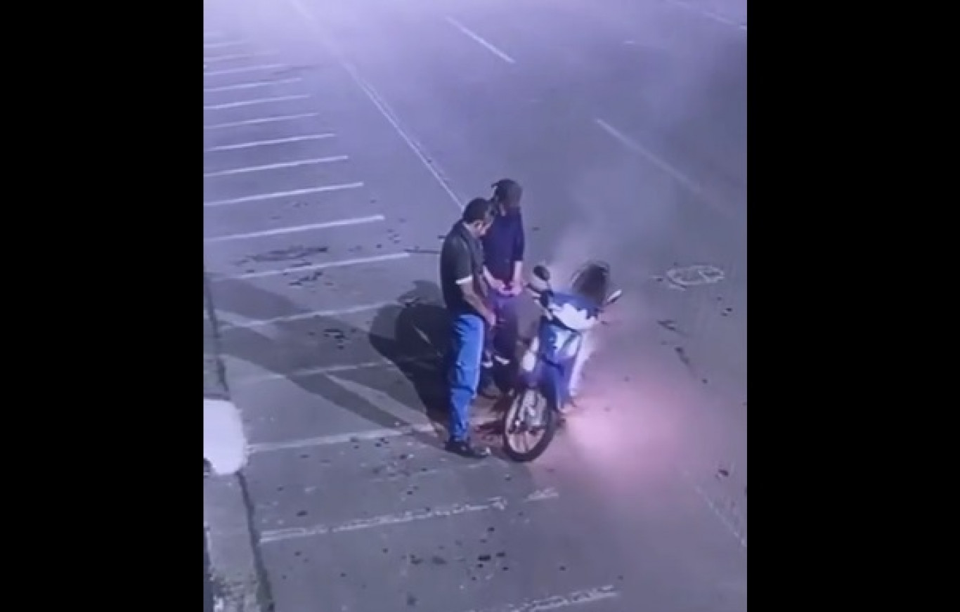 Két férfi a vizeletével igyekezett eloltani az alattuk lángra kapó motort