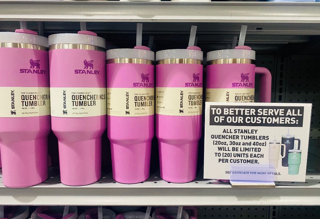 Betetőzött a legújabb TikTok-trend: biztonsági őrökkel kell védeni rózsaszín műanyag bögréket az üzletek előtt sátrazó fanoktól Amerikában
