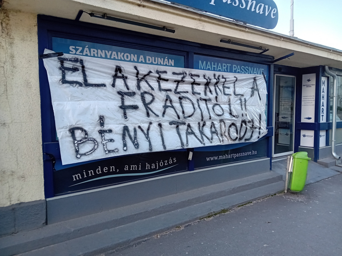Kubatov kirohanása után figyelmeztető molinót aggattak a Mahart jegyirodájára