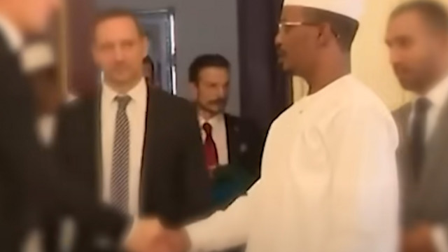 Kackiás bajusszal Szijjártó és Azbej Tristan mögött két csádi oszlop között: Orbán Gáspár.