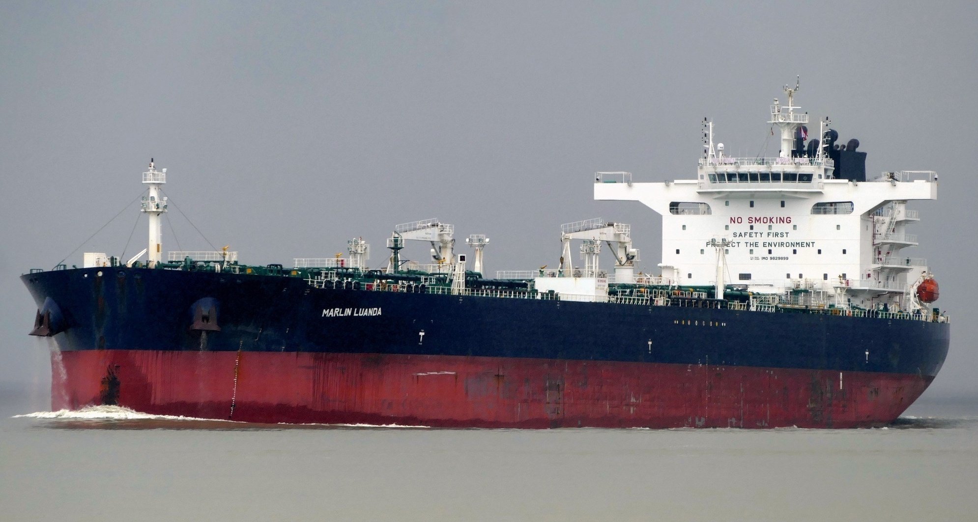 Brit olajszállító tankert ért húti rakétatámadás, a hajón tűz ütött ki
