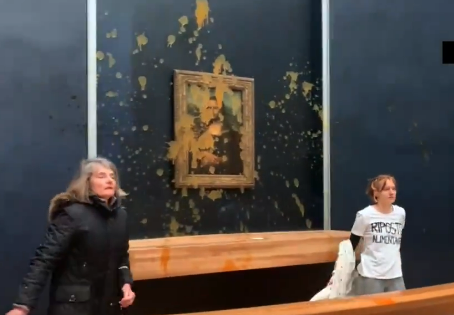 Levest locsolt két tiltakozó a Mona Lisára