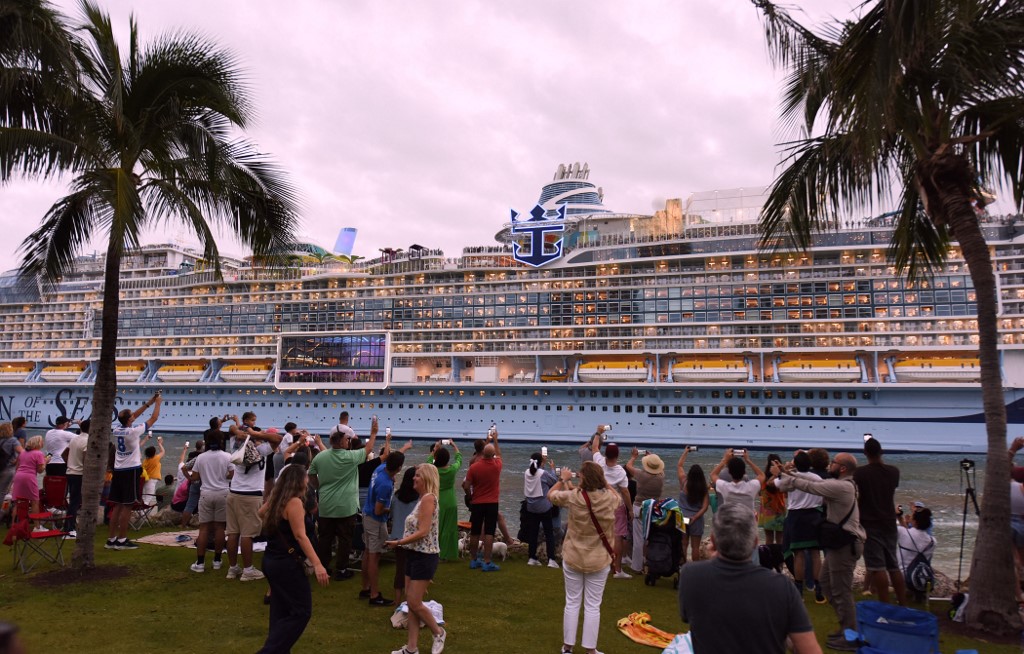 Elindult a világ legnagyobb tengerjáró hajója Miamiból