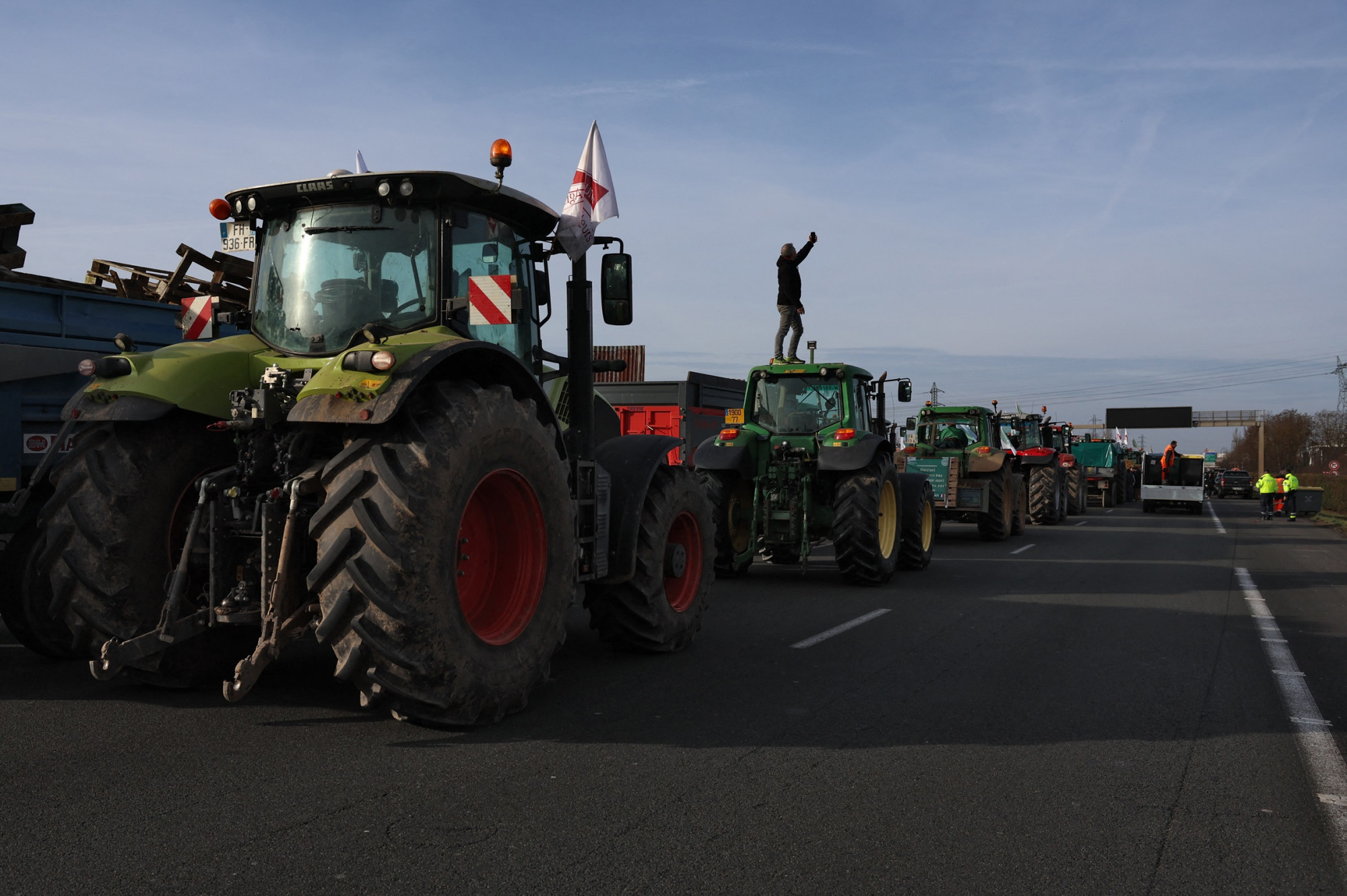 A tiltakozó gazdák traktorokkal zárnak el nagyvárosokat Franciaországban és Olaszországban is