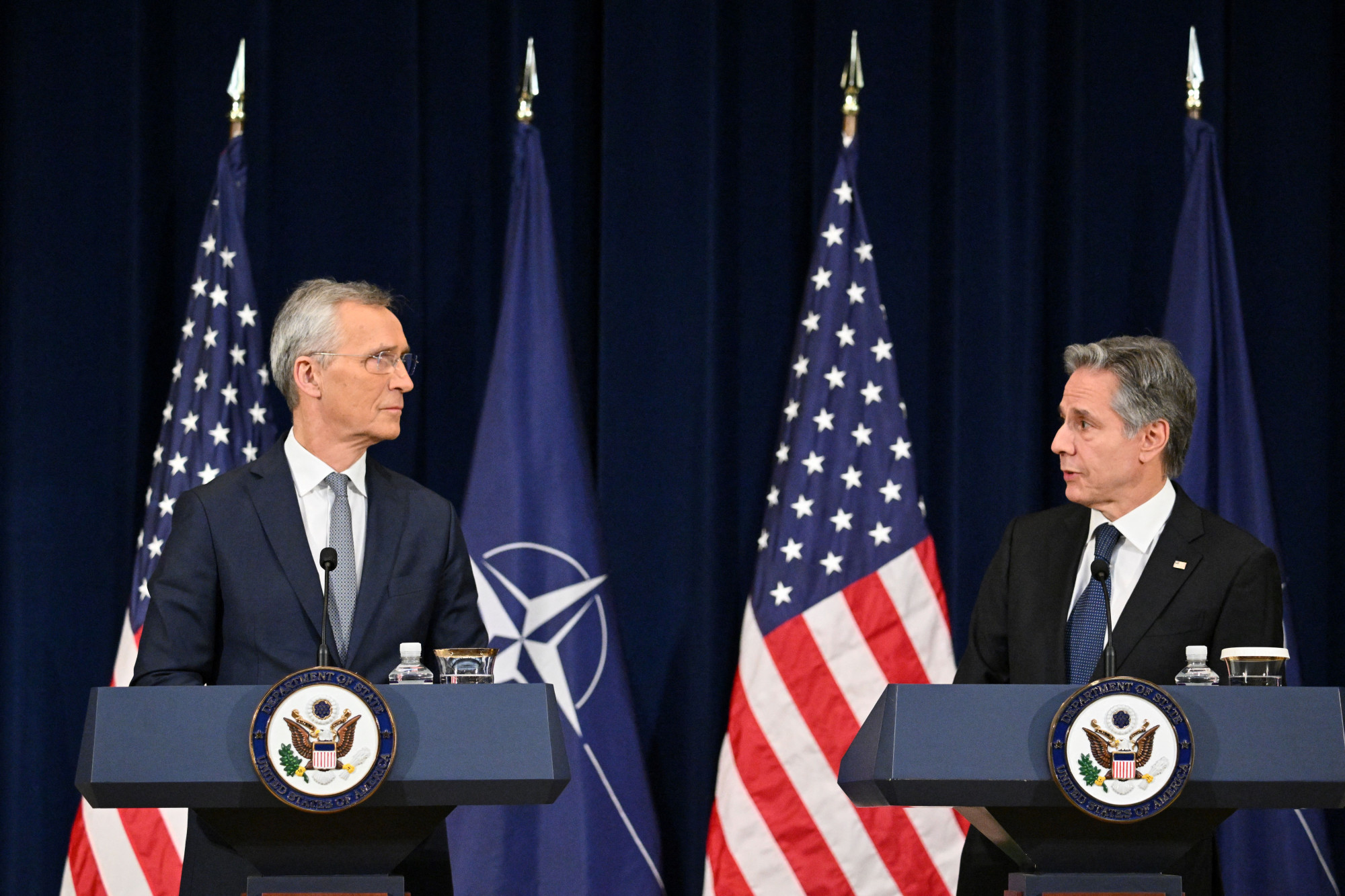 Antony Blinken amerikai külügyminiszter és Jens Stoltenberg NATO-főtitkár közős sajtótájékoztatója január 29-én