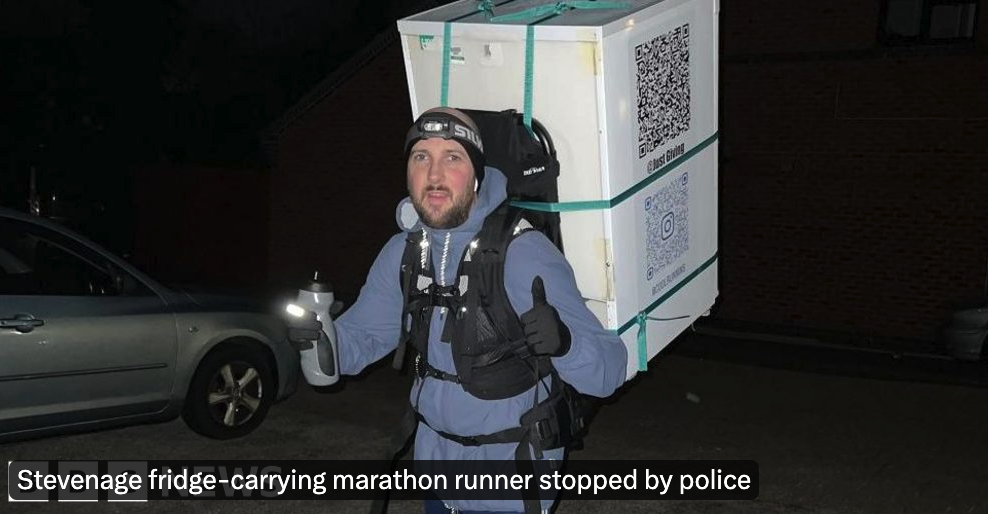 Hűtőszekrénnyel a hátán készült a londoni maratonra, lekapcsolták
