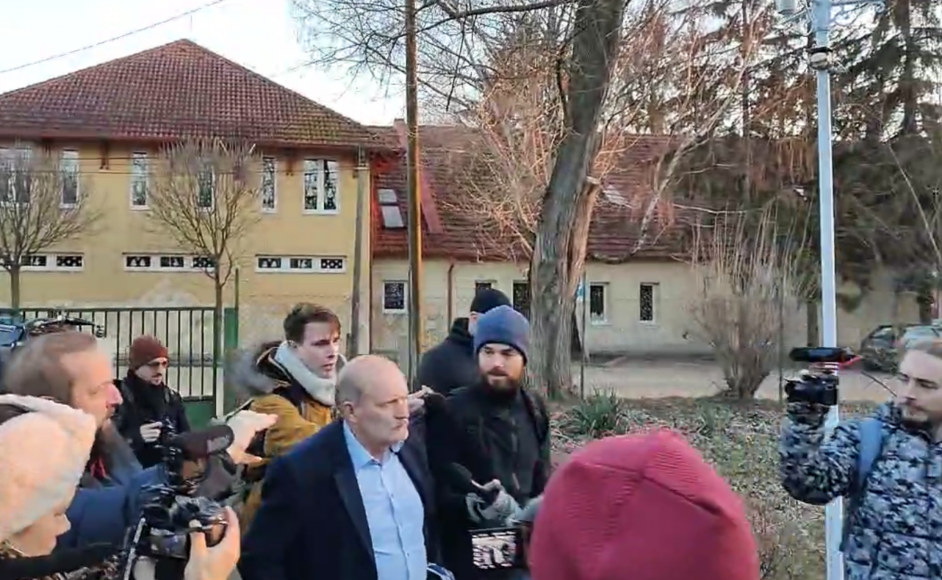 Akkora felháborodás fogadta a polgármestert a sóskúti akkugyár tervei miatt, hogy rendőrautóval kellett kimenekíteni