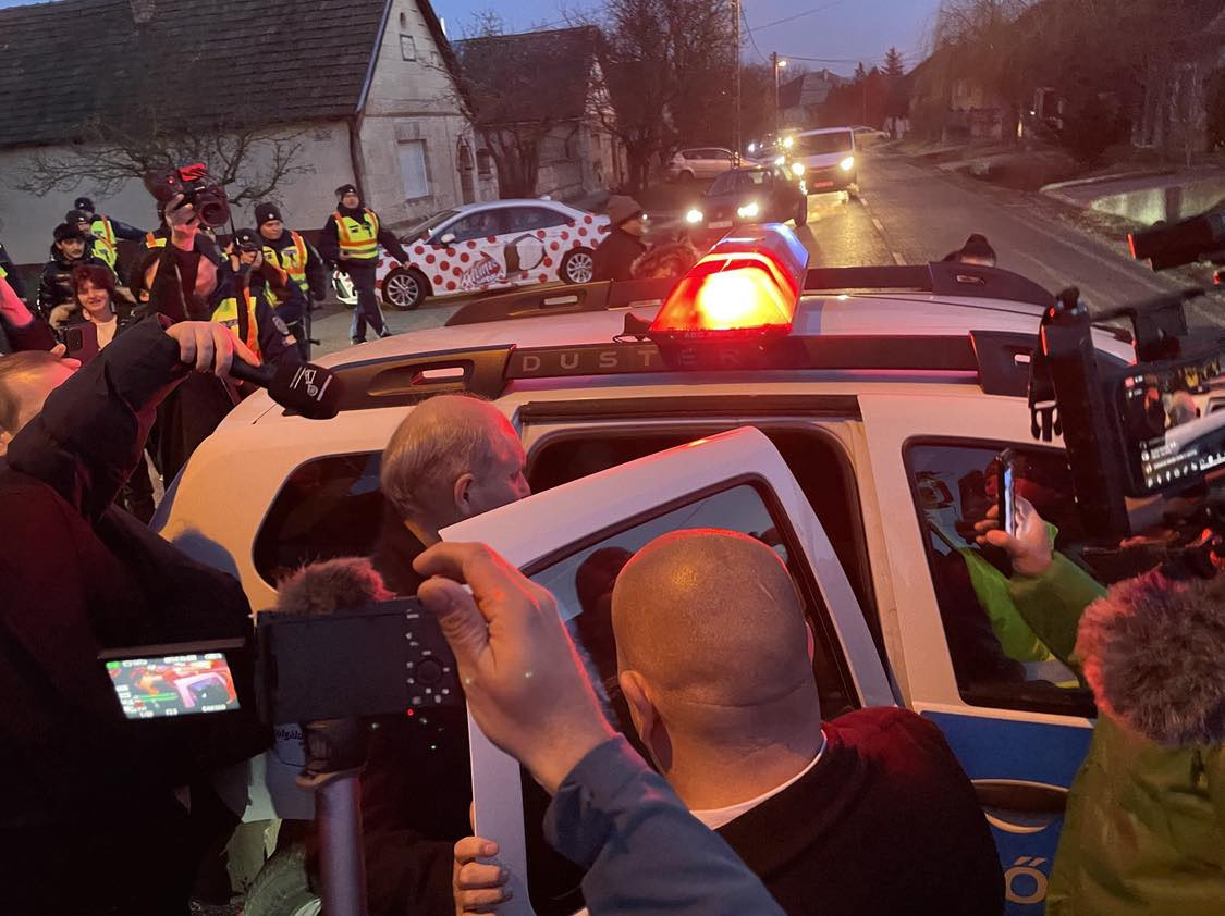 Akkora felháborodás fogadta a polgármestert a sóskúti akkugyár tervei miatt, hogy rendőrautóval kellett kimenekíteni