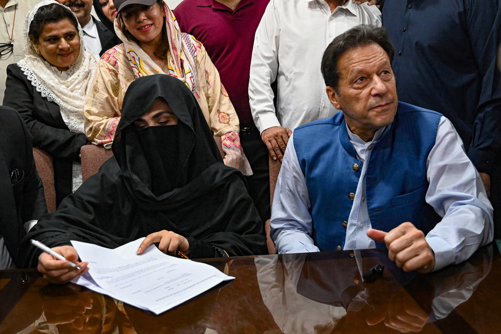14 év börtönre ítélték Pakisztán volt miniszterelnökét és annak feleségét