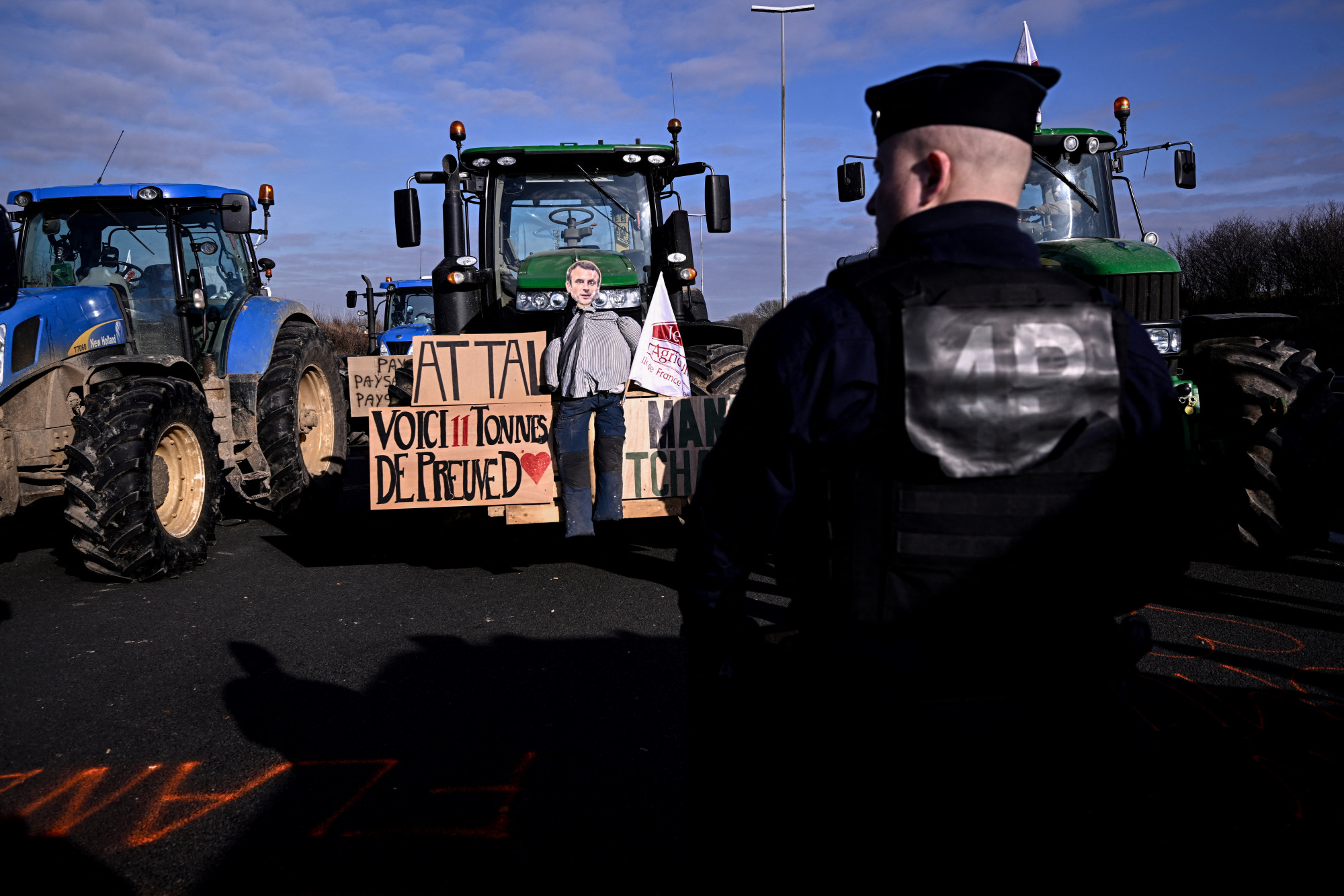 Európa-szerte tiltakozó gazdák blokkolják az autópályákat