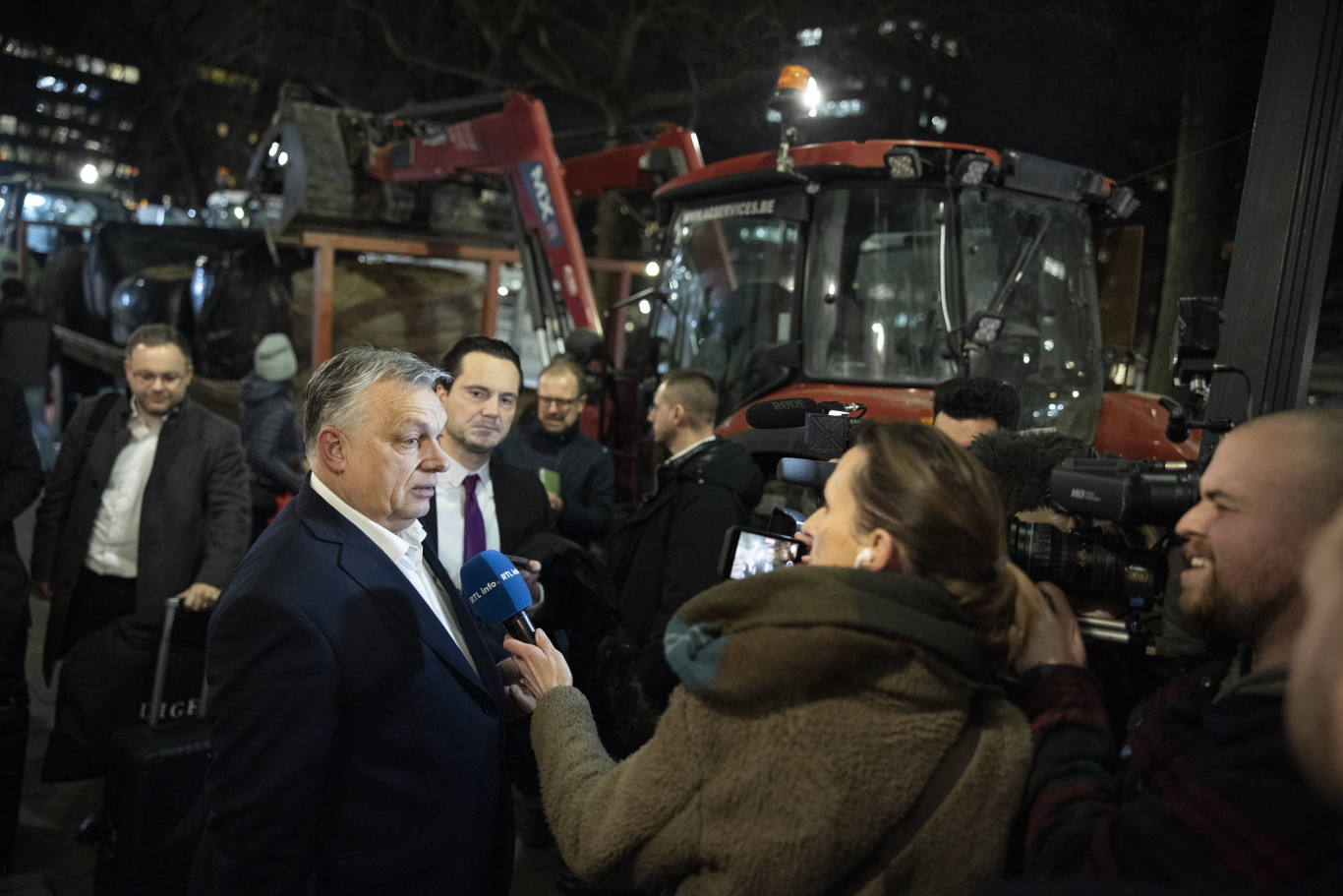 Orbán a Brüsszelben tüntető gazdák traktorai mellől tartott kampánybeszédet