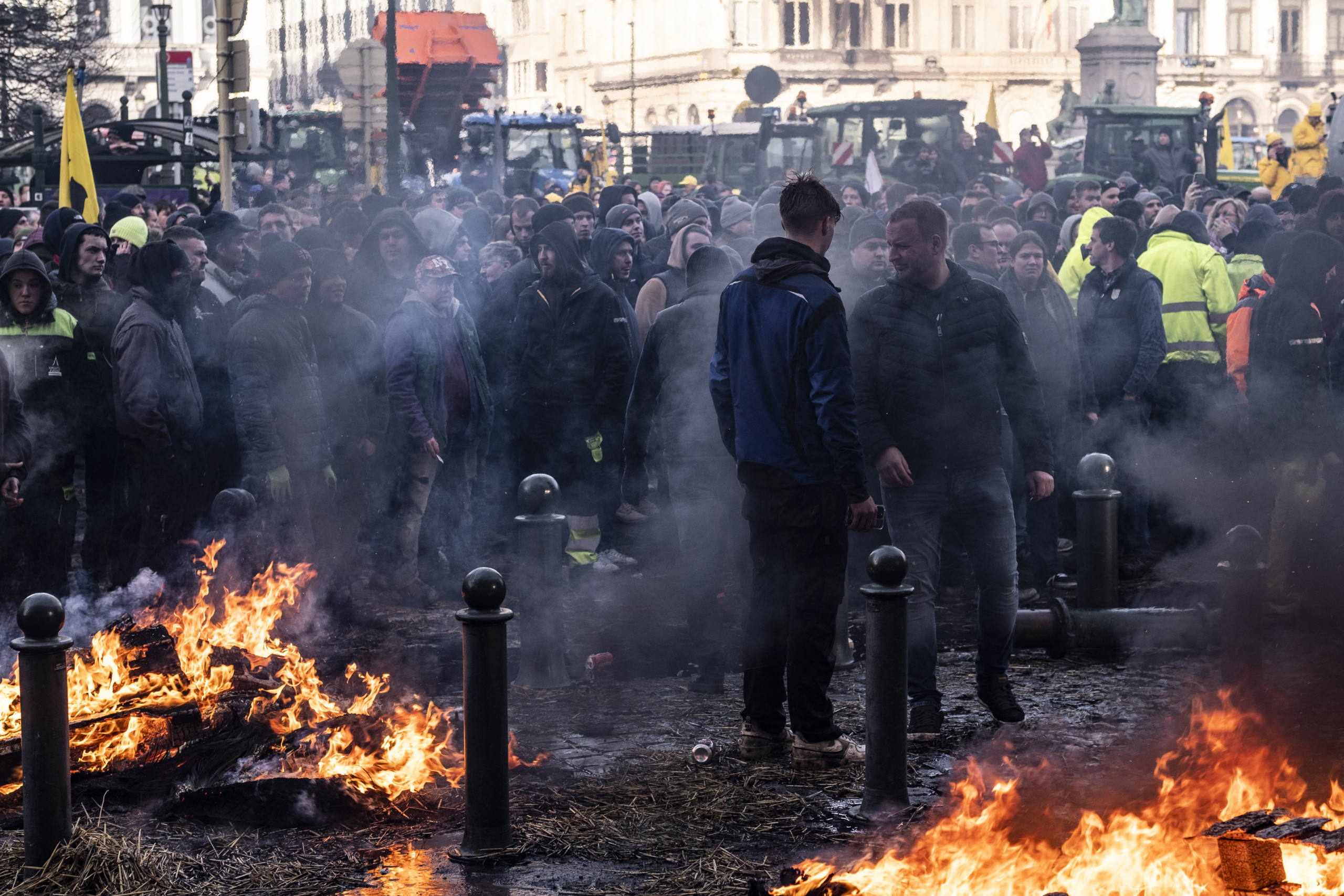 A gazdák tüzet gyújtottak és köveket dobáltak a brüsszeli EU-csúcs közelében