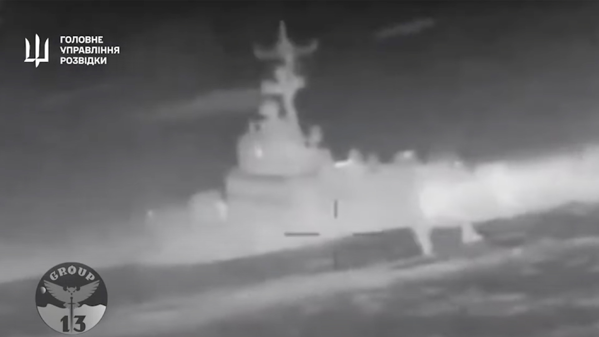 Az ukrán rakéták kamerái rögzítették, ahogy darabokra tépnek egy orosz hadihajót