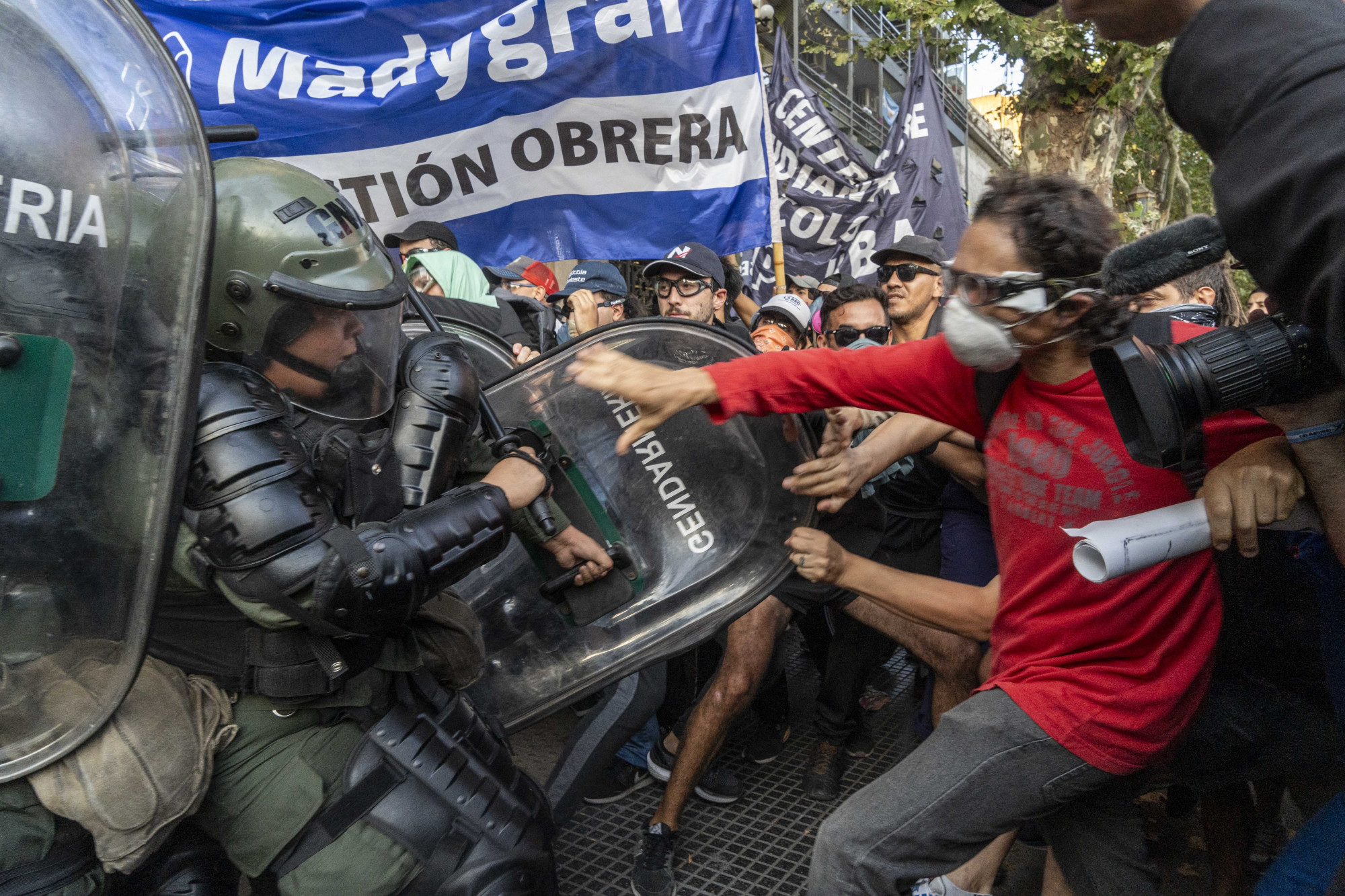 Könnygázzal és gumilövedékkel oszlatták Argentínában az elnök reformtervei ellen tüntetőket