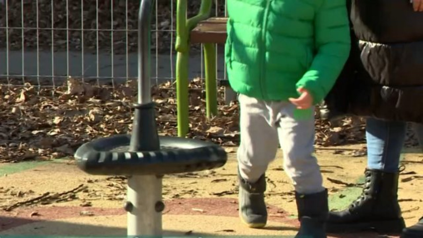 Épp az autista kisgyereket legdurvábban lemauglizó óvónőt nem küldték el az óbudai óvodából
