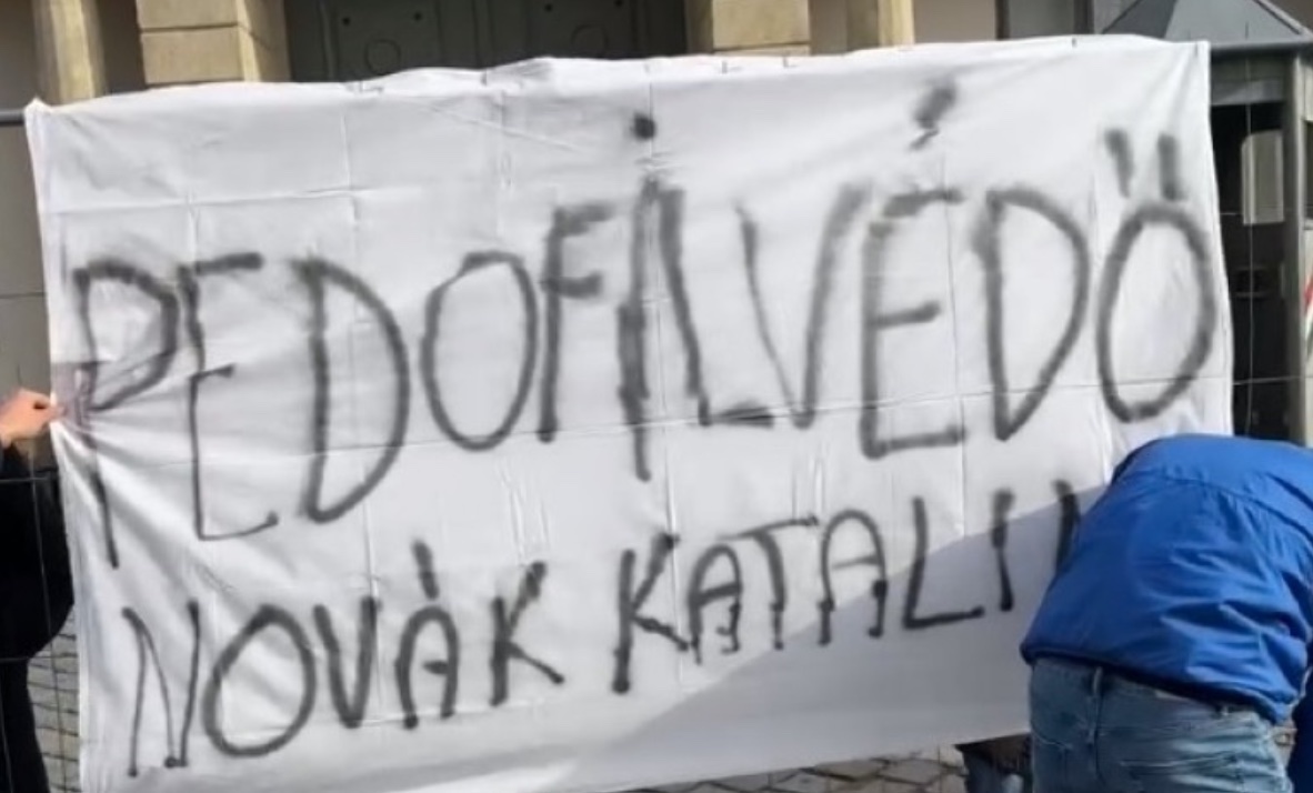 Elkordonozta a Momentum a Sándor-palotát, „pedofilvédő Novák Katalin” molinó lóg az államfő hivatala előtt