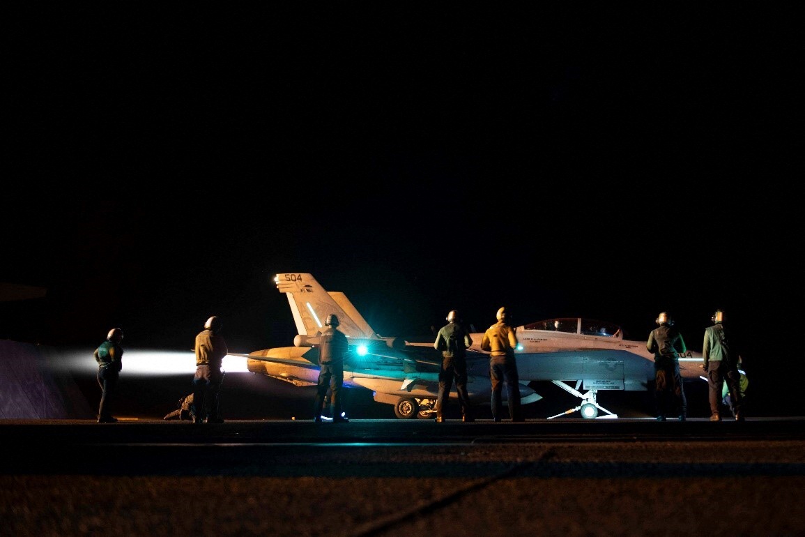 Amerikai repülőgép indul egy anyahajóról Jemen közelében.