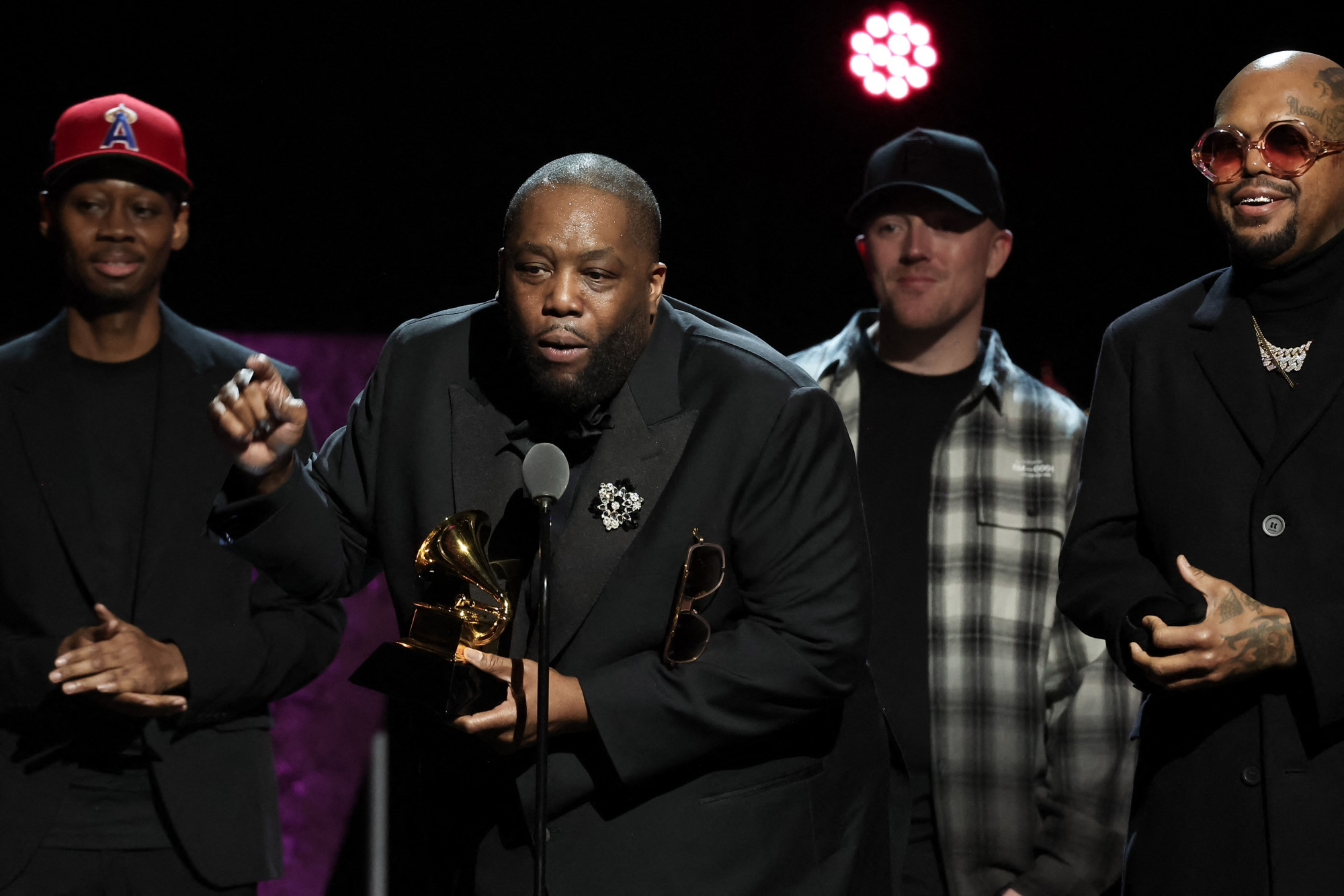 Átvette három Grammy-díját, valakivel összeverekedett a színfalak mögött, majd bilincsben vitték el a rendőrök az amerikai rappert