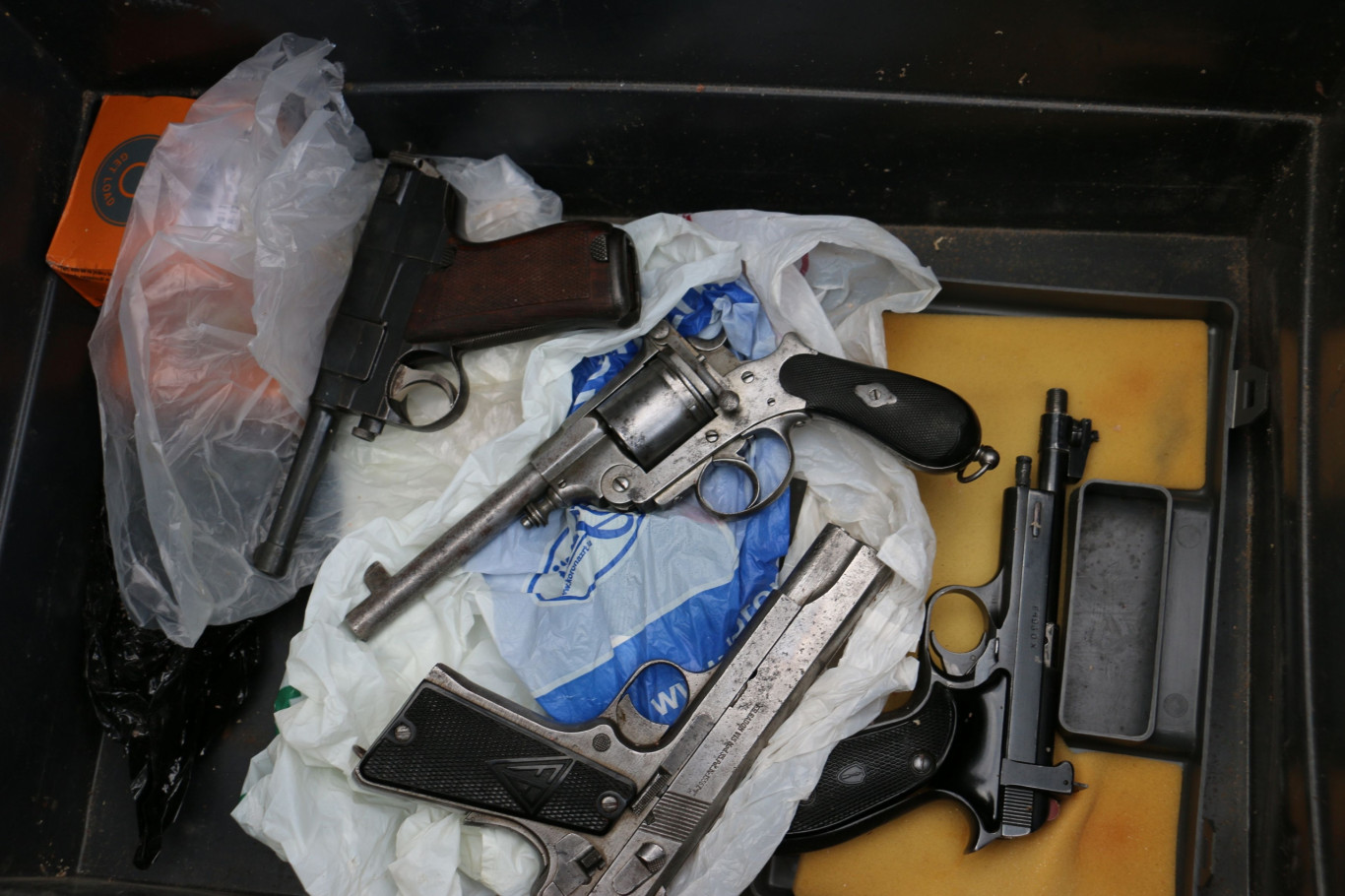 69 lőfegyere és több kiló robbanóanyaga volt egy soponyai tanyán élő férfinek