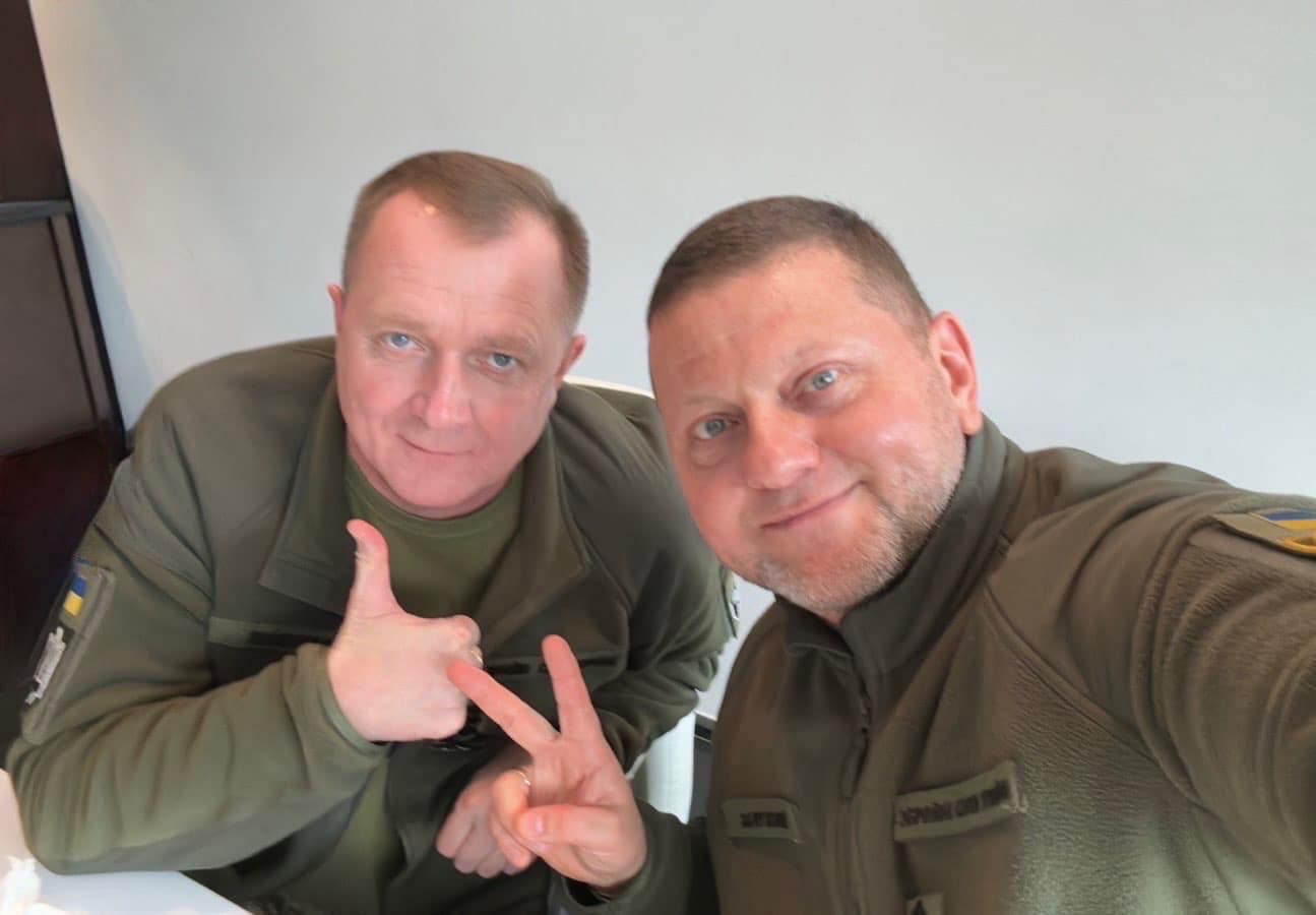 Zelenszkij a hadsereg főparancsnokával együtt ki akarja rúgni a vezérkari főnököt is, Klicsko főpolgármester kiakadt