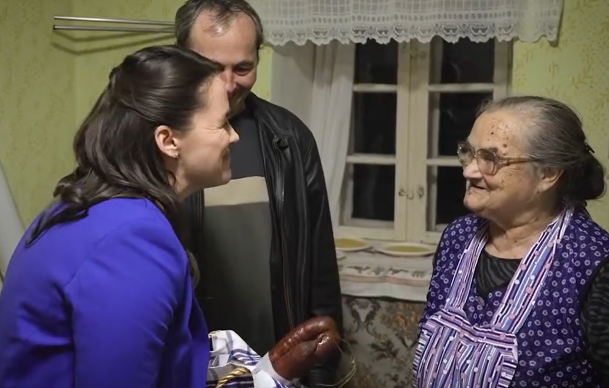 Novák Katalin a kegyelmi botrány idején márványkalács-szeletelős, búbos kemencés videóban cukiskodik
