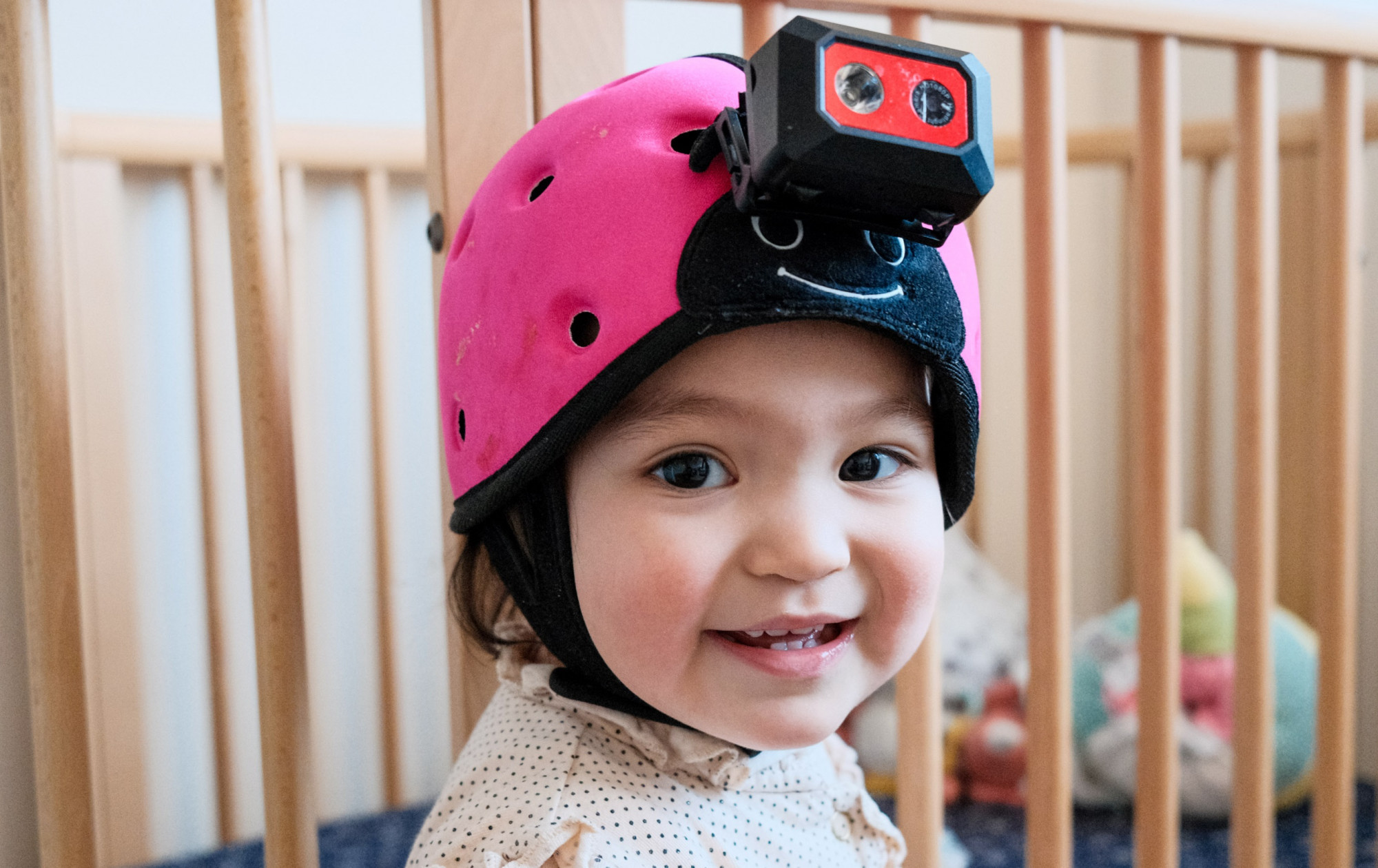 Egy kisbaba fejére szerelt kamera segített az AI-nak megérteni, hogyan sajátítják el a nyelvet a gyerekek