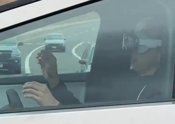 Figyelmeztették a Tesla-tulajokat, hogy vezetés közben ne használják az Apple új, kiterjesztett valóságos headsetét