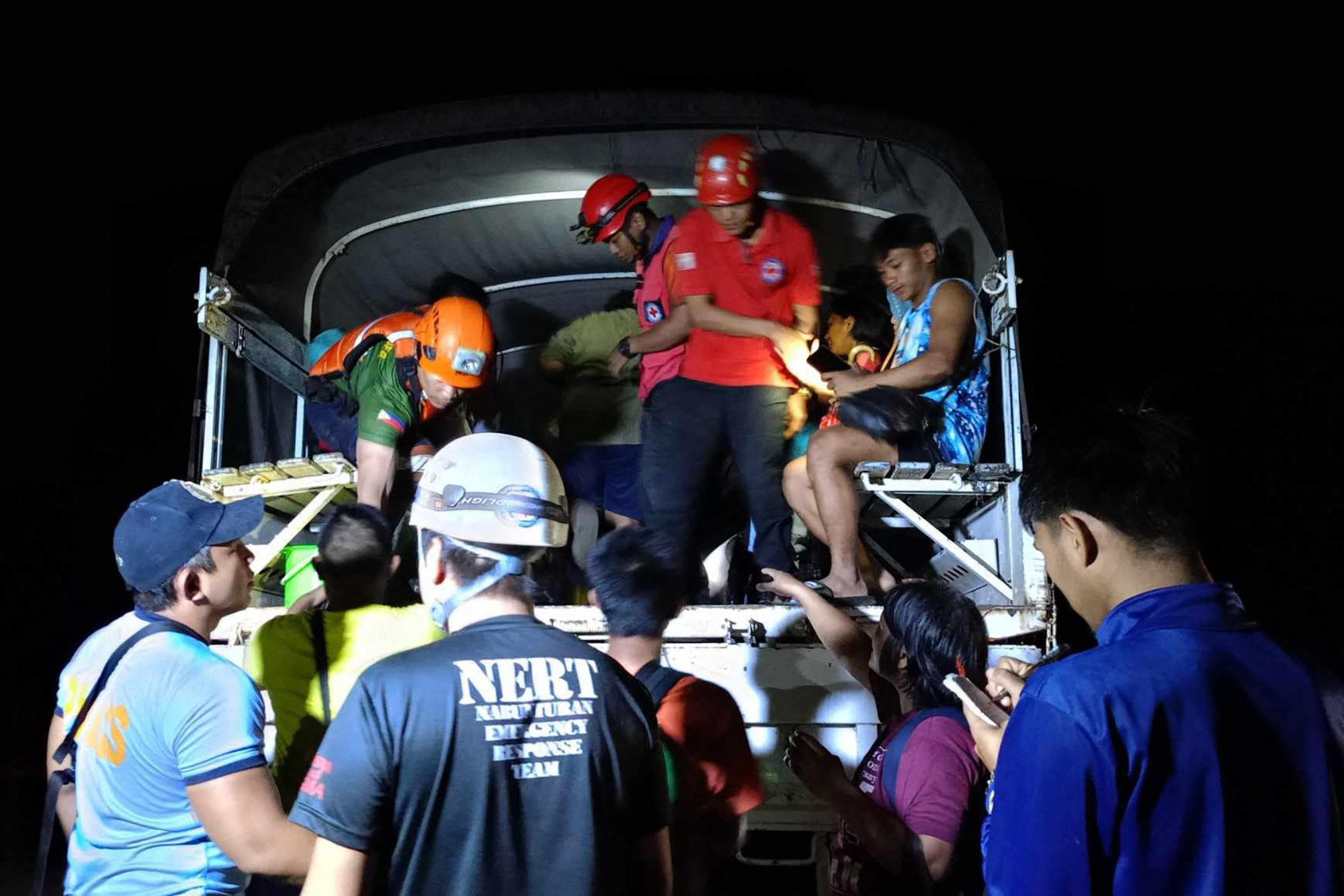 Több tucat ember rekedt buszokban egy földcsuszamlás alatt a Fülöp-szigeteken