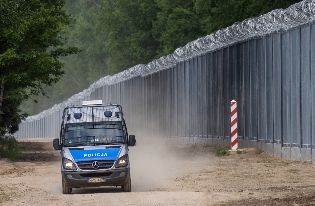Tízezrével kényszerítették vissza az illegális menedékkérőket a lengyel–belarusz határon