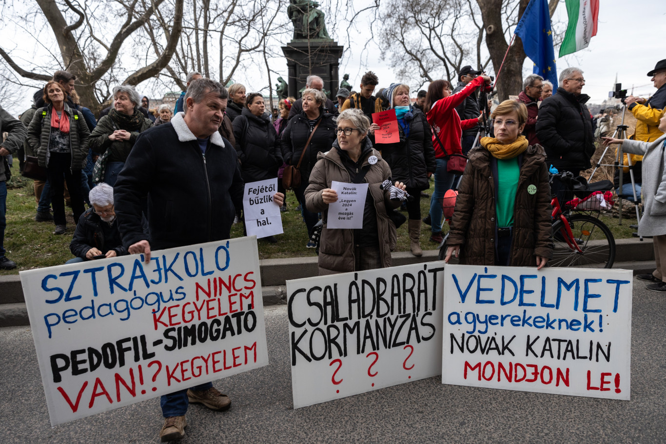 Novák ellen tüntetnek a kegyelmi botrány miatt