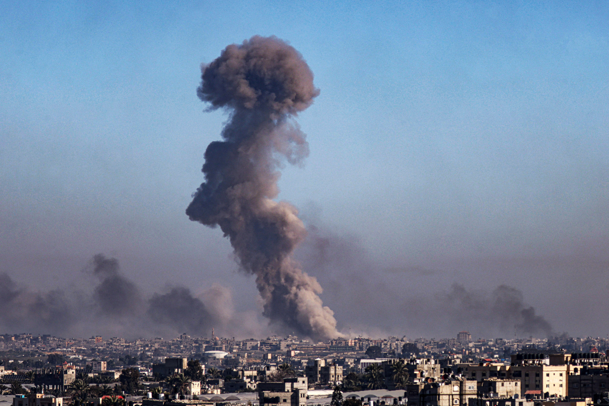Több mint százan meghaltak egy gázai segélykonvoj mellett történt támadásban