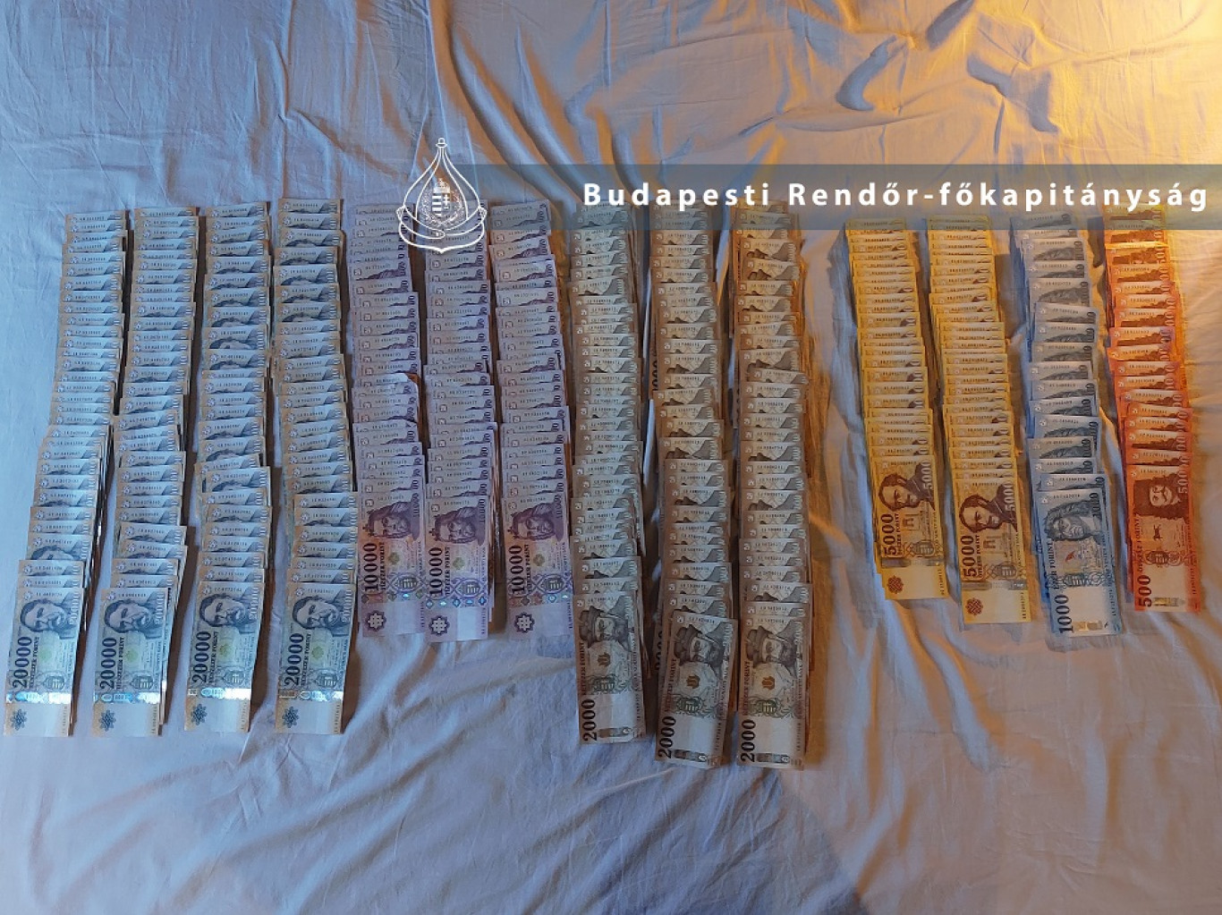 Több mint 3,2 milliárd forintot mosott tisztára a 70 fős bűnszervezet