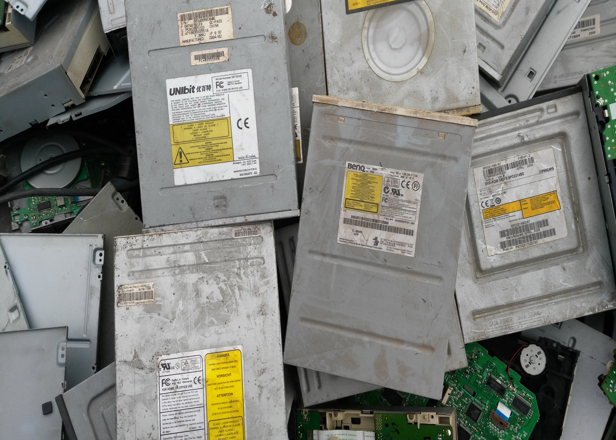 Számítógép-alkatrészek, alaplapok: rengeteg elektronikai hulladék, ami értékes alapanyagokat rejt.