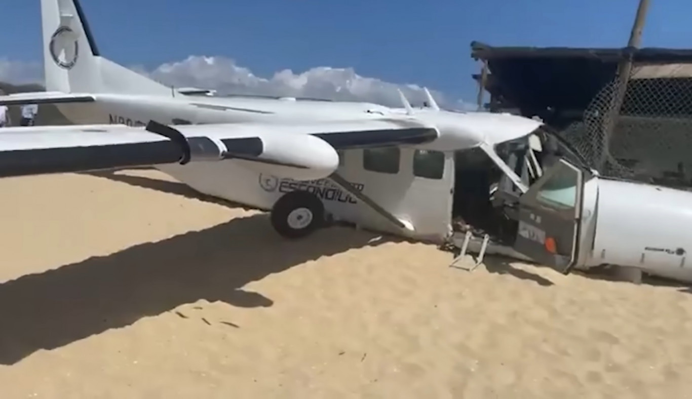 Kisrepülőgép ölt meg egy férfit, amikor kényszerleszállást hajtottak végre egy mexikói strandon