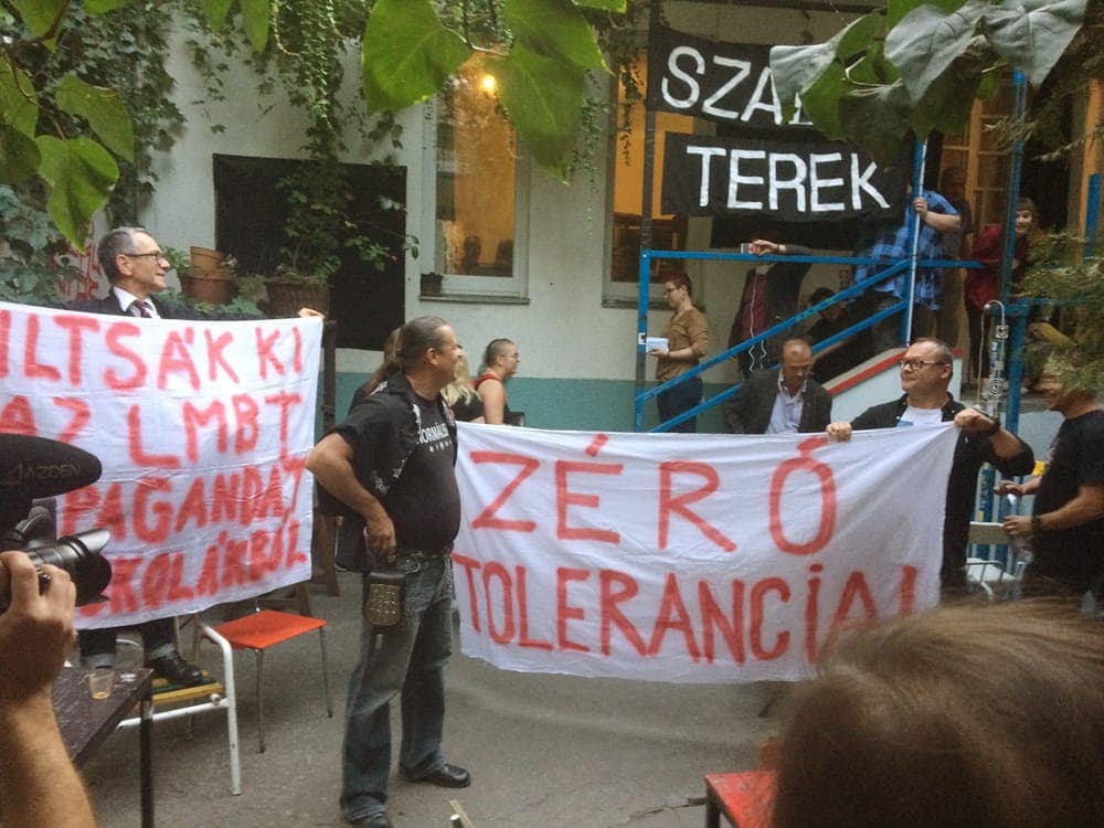 Homofób tiltakozók az Auróra 2019-es rendezvényén