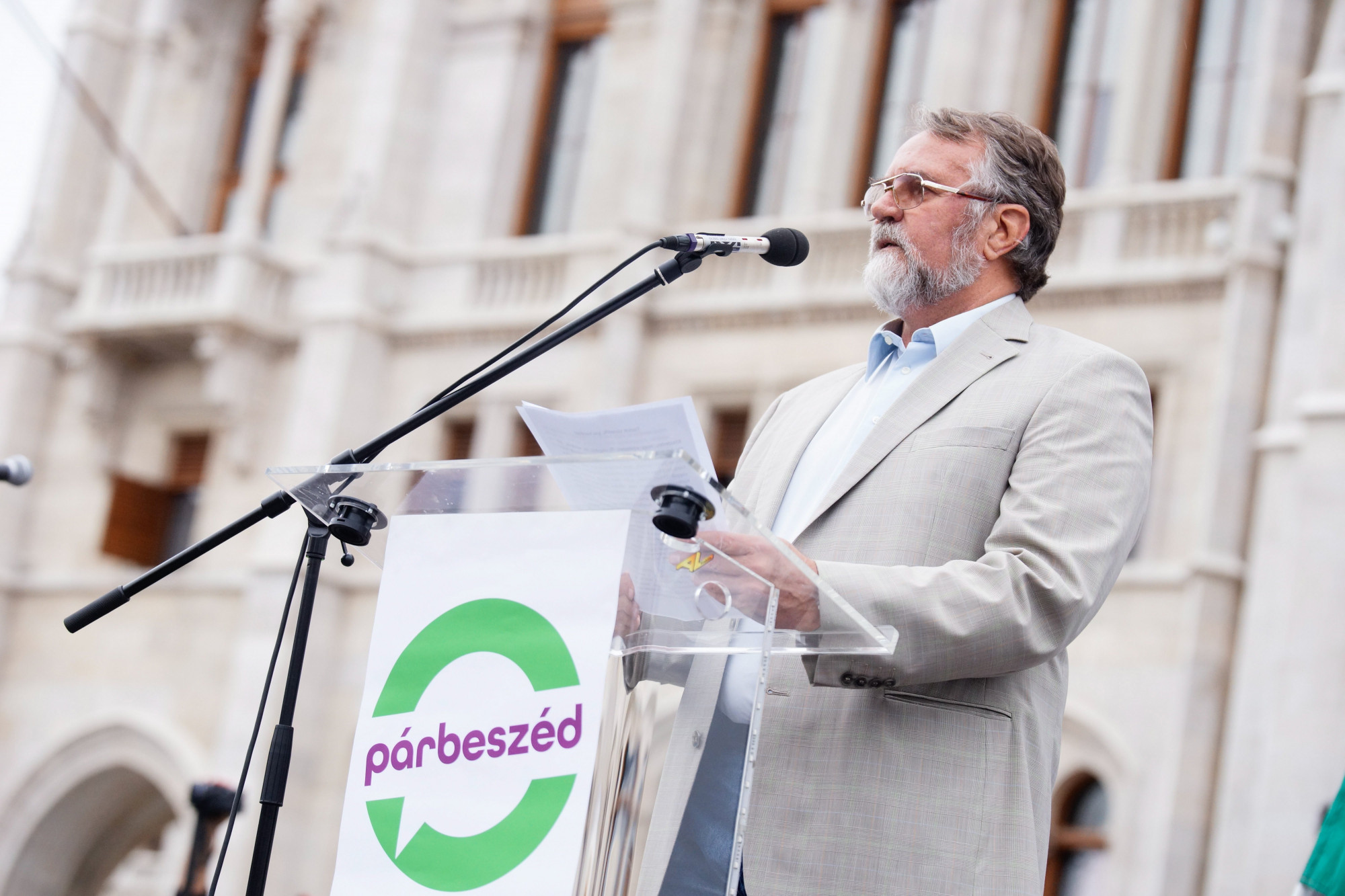 Kaltenbach Jenő volt ombudsman beszédet mond a Párbeszéd „Állj ki az erőszakmentes Magyarországért!” című demonstrációján a budapesti Kossuth Lajos téren a kvótareferendum napján, 2016. október 2-án.