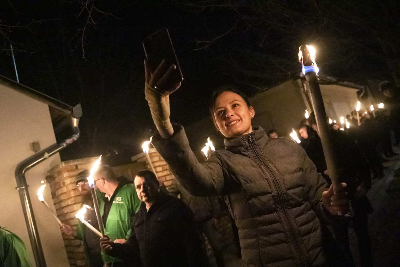 „Hadd hallják az aberráltak is, hogy szebb jövőt” – az áldozatokra hivatkozva tartott politikai performanszt a Mi Hazánk, újra felbolygatta Bicskét a pedofilbotrány